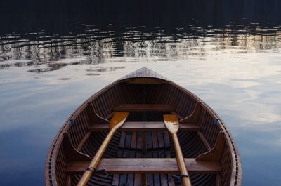 椭圆形棕色划艇照片